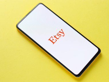 Assam, Hindistan - 18 Eylül 2020: Telefon ekranı görüntüsünde Etsy logosu.