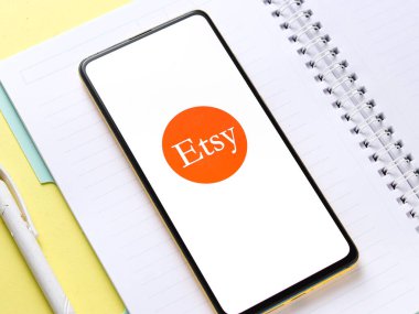 Assam, Hindistan - 18 Eylül 2020: Telefon ekranı görüntüsünde Etsy logosu.