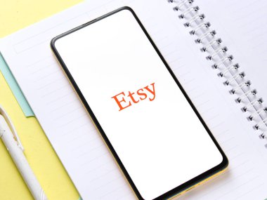 Assam, Hindistan - 18 Eylül 2020: Telefon ekranı görüntüsünde Etsy logosu.