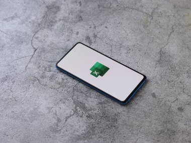 Assam, Hindistan - 6 Eylül 2020: Microsoft telefon ekranı görüntüsünde logodan üstündür.