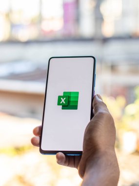Assam, Hindistan - 6 Eylül 2020: Microsoft telefon ekranı görüntüsünde logodan üstündür.