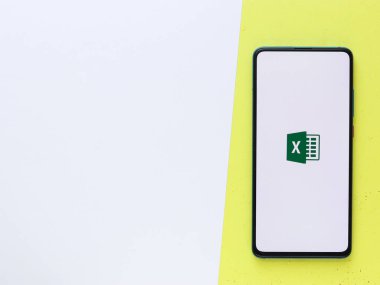 Assam, Hindistan - 6 Eylül 2020: Microsoft telefon ekranı görüntüsünde logodan üstündür.