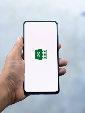 Assam, Hindistan - 6 Eylül 2020: Microsoft telefon ekranı görüntüsünde logodan üstündür.