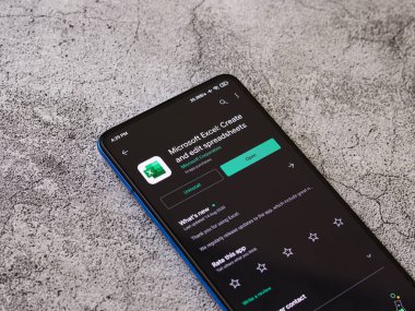 Assam, Hindistan - 6 Eylül 2020: Microsoft telefon ekranı görüntüsünde logodan üstündür.