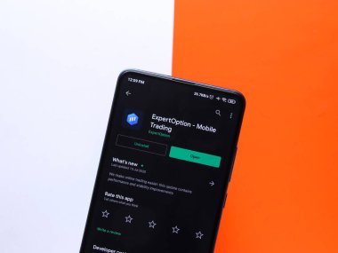 Batı Bangal, Hindistan - 21 Ağustos 2021: Telefon ekranı görüntüsü konusunda uzman seçeneği logosu.