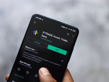 Assam, Hindistan - 2 Ağustos 2020: Extrade / E * ticari finans şirketi logosu bir akıllı telefonda sergileniyor.