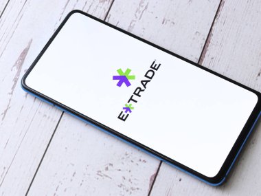 Assam, Hindistan - 2 Ağustos 2020: Extrade / E * ticari finans şirketi logosu bir akıllı telefonda sergileniyor.