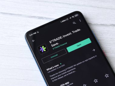 Assam, Hindistan - 2 Ağustos 2020: Extrade / E * ticari finans şirketi logosu bir akıllı telefonda sergileniyor.
