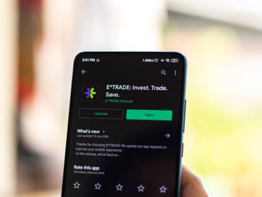 Assam, Hindistan - 2 Ağustos 2020: Extrade / E * ticari finans şirketi logosu bir akıllı telefonda sergileniyor.
