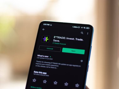 Assam, Hindistan - 2 Ağustos 2020: Extrade / E * ticari finans şirketi logosu bir akıllı telefonda sergileniyor.