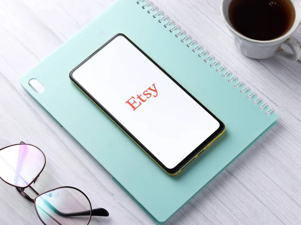 Assam, Hindistan - 18 Eylül 2020: Telefon ekranı görüntüsünde Etsy logosu.