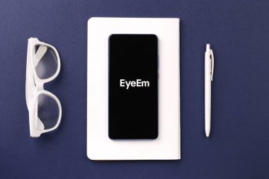Assam, Hindistan - 19 Nisan 2021: Telefon ekranında EyeEm logosu.