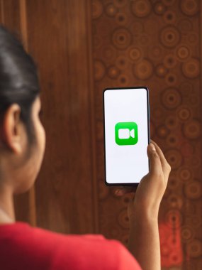 Assam, Hindistan - 19 Nisan 2021: Telefon ekranında FaceTime logosu.