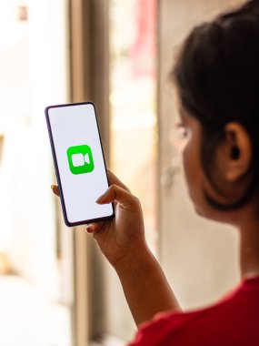 Assam, Hindistan - 19 Nisan 2021: Telefon ekranında FaceTime logosu.