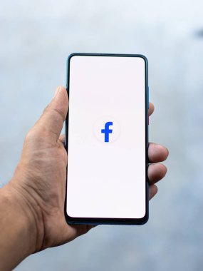 Telefon ekranındaki Facebook küçük logosu.