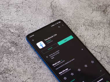 Telefon ekranındaki Facebook küçük logosu.