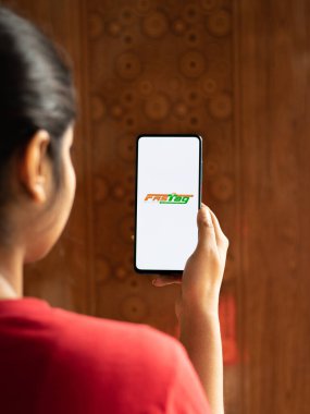 Assam, Hindistan - 10 Mart 2021: Telefon ekranındaki FASTag logosu.