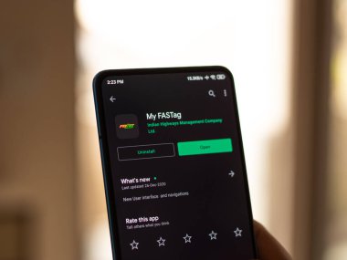 Assam, Hindistan - 10 Mart 2021: Telefon ekranındaki FASTag logosu.