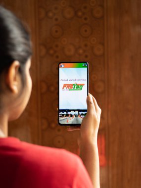 Assam, Hindistan - 10 Mart 2021: Telefon ekranındaki FASTag logosu.
