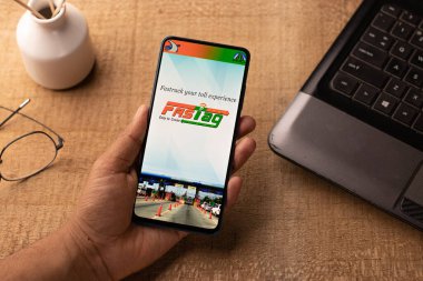 Assam, Hindistan - 10 Mart 2021: Telefon ekranındaki FASTag logosu.