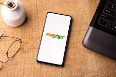 Assam, Hindistan - 10 Mart 2021: Telefon ekranındaki FASTag logosu.