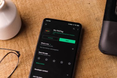 Assam, Hindistan - 10 Mart 2021: Telefon ekranındaki FASTag logosu.