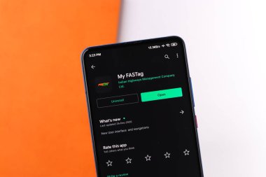 Assam, Hindistan - 10 Mart 2021: Telefon ekranındaki FASTag logosu.