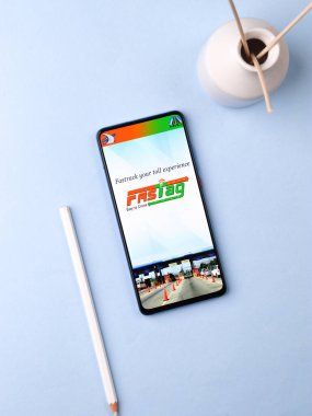 Assam, Hindistan - 10 Mart 2021: Telefon ekranındaki FASTag logosu.