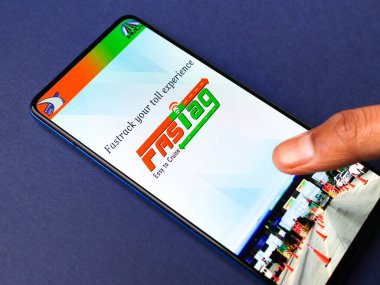 Assam, Hindistan - 10 Mart 2021: Telefon ekranındaki FASTag logosu.