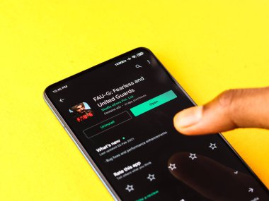Assam, Hindistan - 19 Şubat 2021: Telefon ekranında FAU-G logosu.