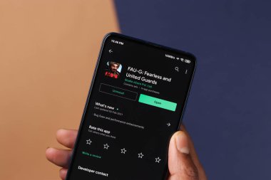 Assam, Hindistan - 19 Şubat 2021: Telefon ekranında FAU-G logosu.