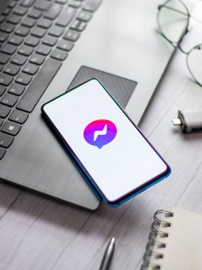 Assam, Hindistan - 5 Temmuz 2020: Facebook kuryesi ücretsiz mesaj ve görüntülü sohbet uygulaması.