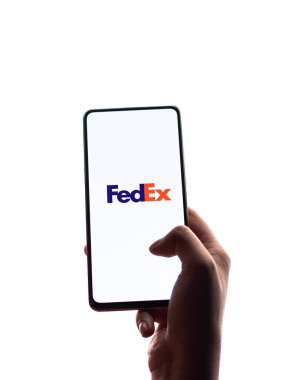 Assam, Hindistan - 15 Kasım 2020: Telefon ekranı görüntüsünde Fedex logosu.