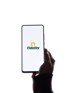 Assam, Hindistan - 19 Şubat 2021: Fidelity Investments logosu telefon ekranı görüntüsünde.