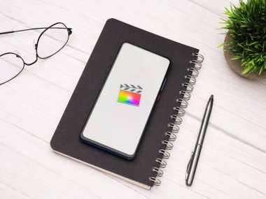 Assam, Hindistan - 15 Ocak 2020: Telefon ekranı görüntüsünde Son Kesim Pro logosu.