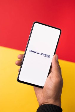Assam, Hindistan - 29 Kasım 2020: Telefon ekranı görüntüsünde Finansal Express logosu.
