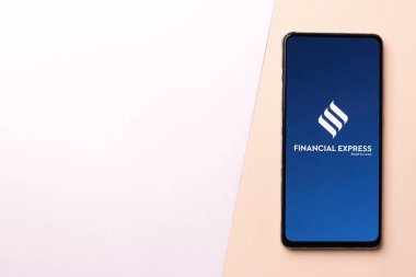 Assam, Hindistan - 29 Kasım 2020: Telefon ekranı görüntüsünde Finansal Express logosu.