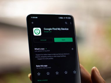 Assam, Hindistan - 31 Ocak 2021: Google telefon ekranı görüntüsünde aygıt logomu bul.