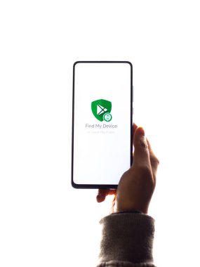 Assam, Hindistan - 31 Ocak 2021: Google telefon ekranı görüntüsünde aygıt logomu bul.