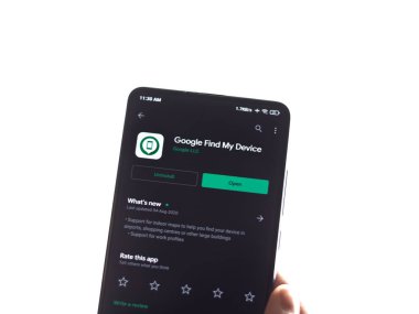 Assam, Hindistan - 31 Ocak 2021: Google telefon ekranı görüntüsünde aygıt logomu bul.