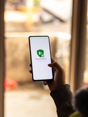 Assam, Hindistan - 31 Ocak 2021: Google telefon ekranı görüntüsünde aygıt logomu bul.