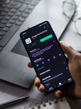 Assam, Hindistan - 31 Ocak 2021: Google telefon ekranı görüntüsünde aygıt logomu bul.