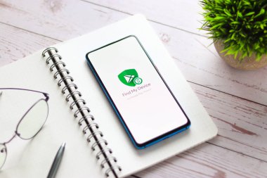 Assam, Hindistan - 31 Ocak 2021: Google telefon ekranı görüntüsünde aygıt logomu bul.