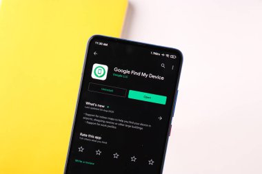 Assam, Hindistan - 31 Ocak 2021: Google telefon ekranı görüntüsünde aygıt logomu bul.