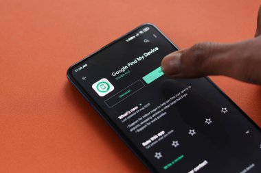 Assam, Hindistan - 31 Ocak 2021: Google telefon ekranı görüntüsünde aygıt logomu bul.