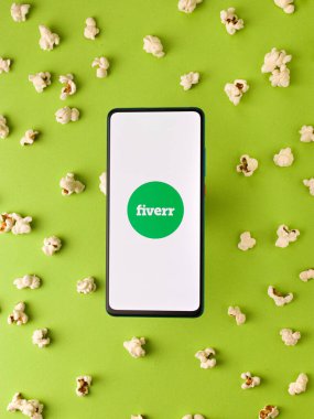 Assam, Hindistan - 6 Ağustos 2021: Fiverr logosu telefon ekranı görüntüsü.