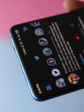 Assam, Hindistan - 10 Haziran 2020: Twitter twitter uygulamasının yeni bir özelliğini donatıyor.  