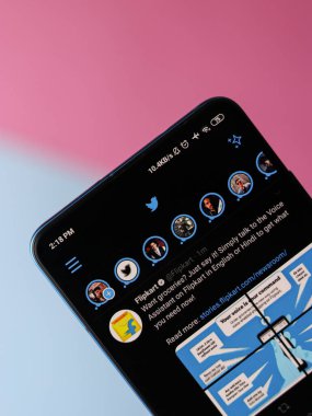 Assam, Hindistan - 10 Haziran 2020: Twitter twitter uygulamasının yeni bir özelliğini donatıyor.  