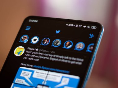 Assam, Hindistan - 10 Haziran 2020: Twitter twitter uygulamasının yeni bir özelliğini donatıyor.  