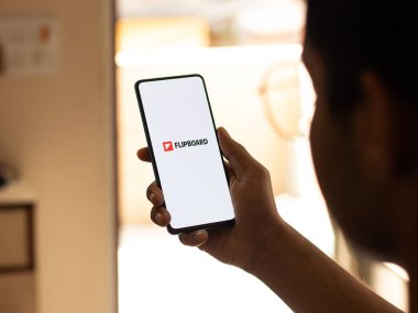 Assam, Hindistan - 10 Nisan 2021: Telefon ekranı görüntüsünde Flipboard logosu.